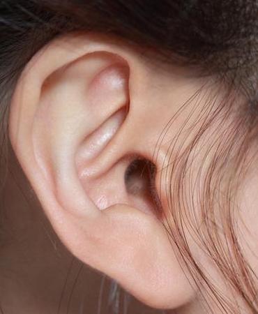 耳朵热测吉凶，耳朵发热的吉凶预兆 耳朵发热的预兆