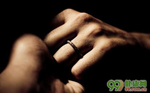 男人戴戒指的含义有哪些 男人戴戒指有什么讲究