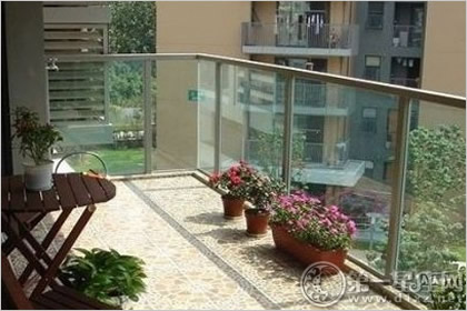 高层楼房阳台摆放这几种植物可以招桃花运 高层楼房阳台防护栏