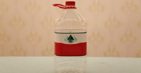 家里的空水瓶可以堆在门口吗 会不会挡财运 一个空水瓶