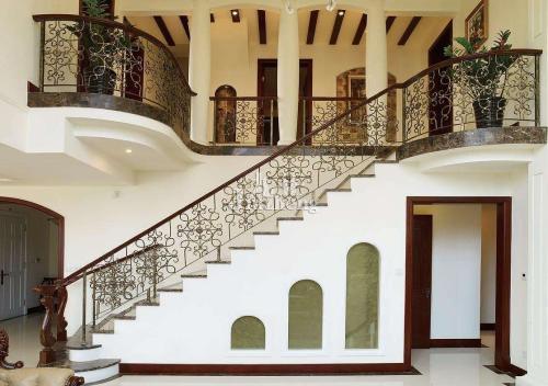 别墅楼梯的位置会影响别墅风水 别墅进门楼梯