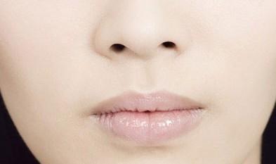 嘴唇偏白的人人生是怎样发展的呢 为什么嘴唇偏白