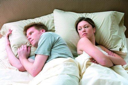 怎样由睡姿看夫妻感情好坏 感情不好的夫妻睡姿