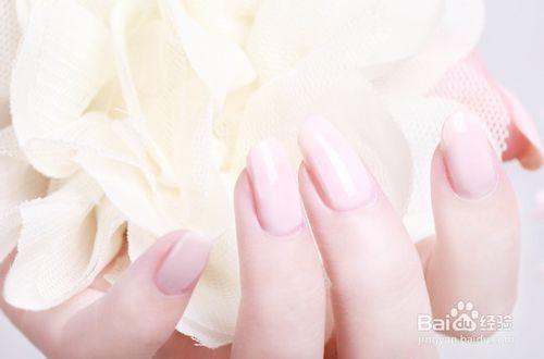 指甲盖很小的女人涂这个颜色的指甲油会招桃花 涂了指甲油指甲盖里疼