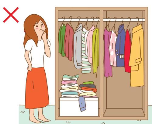 不穿的衣服就应该洗干净了放在衣柜里面 衣服怎么洗干净