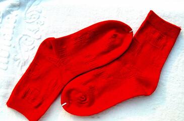 梦见穿红袜子_周公解梦梦到穿红袜子是什么意思_做梦梦见穿红袜子好不好 梦见臭袜子预示着什么