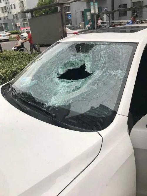 梦见车窗玻璃被砸 车窗玻璃碎了是什么意思【好不好】 汽车玻璃被别人砸了怎么办