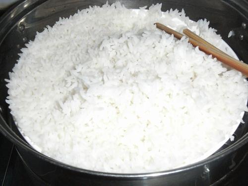 梦见吃米饭是什么意思 做梦梦到吃白米饭好不好 梦见别人给我白米饭