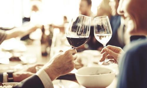 酒桌礼仪很重要，否者和长辈吃饭会很不礼貌 酒桌上的文化与礼仪