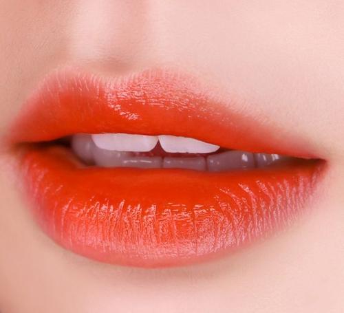 嘴唇影响一个人的性情和运势 嘴唇红润的女人