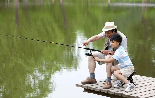 梦见别人钓鱼是什么意思 做梦梦到看别人钓鱼好不好 做梦梦见在钓鱼是什么意思